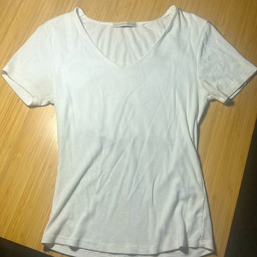 Simple Ribbed V-Neck White, Active Basic Fitted T-Shirt (Small) - Picture 1 of 3